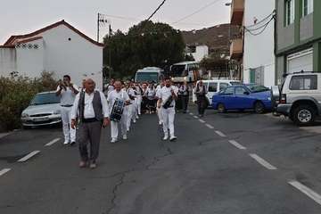 Una diana floreada prepara a Lomo Magullo para la Traída del Agua (Foto Francisco Javier Santana y José Florido)